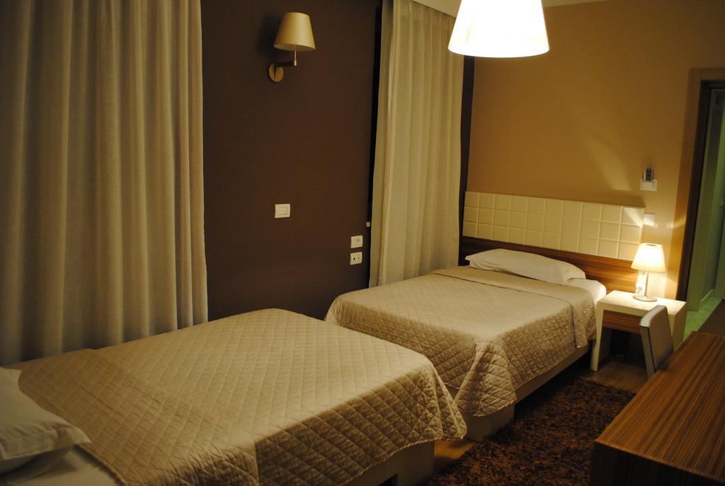 Hotel Vila 60 Tirana Bagian luar foto